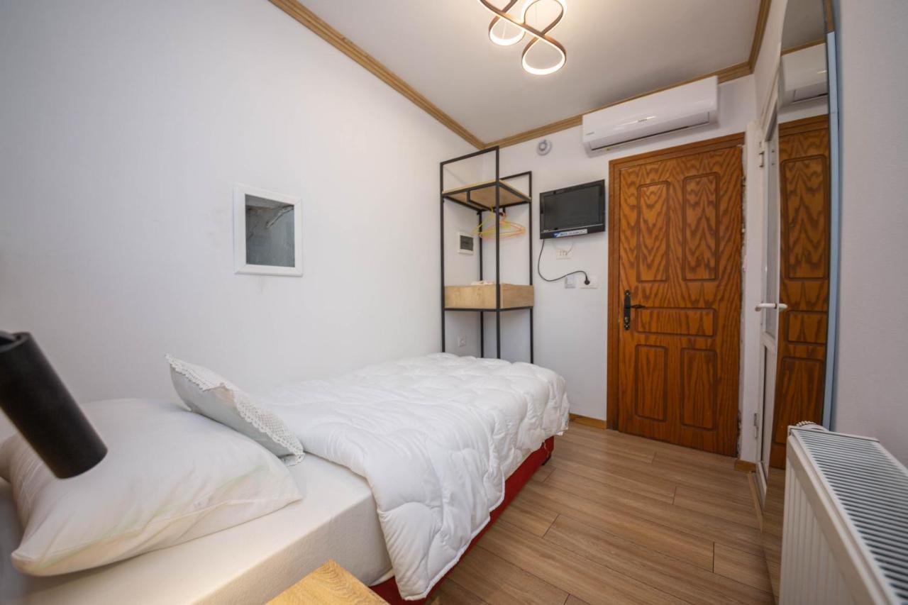 Bed And Breakfast Kotoni Gjirokastër Exteriör bild