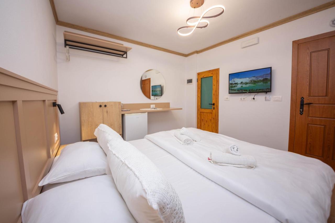 Bed And Breakfast Kotoni Gjirokastër Exteriör bild