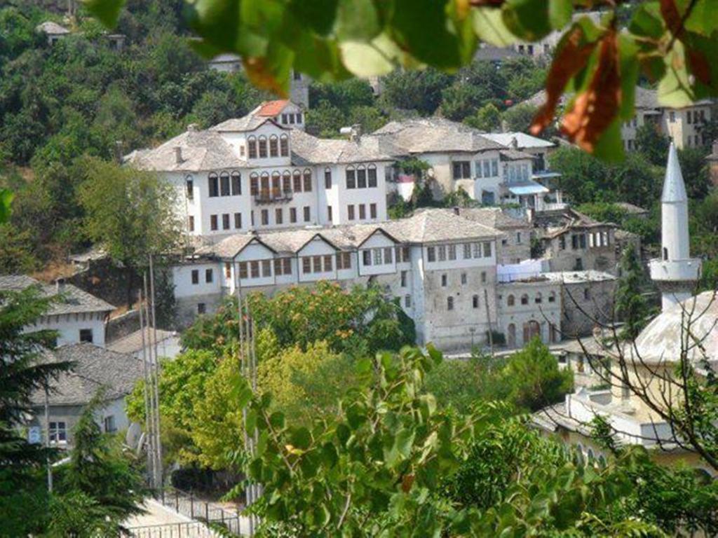 Bed And Breakfast Kotoni Gjirokastër Exteriör bild
